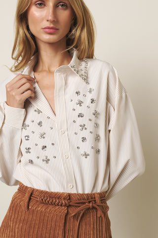 CAMISA LISTRAS E CRISTAIS BORDADOS