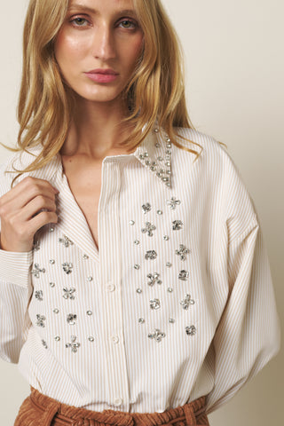 CAMISA LISTRAS E CRISTAIS BORDADOS
